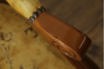 中古　美品　高級輸入家具エクセレンテ取り扱い　ウォールナットXゴールド　バロッコ(バロック)　繊細な彫刻が施された装飾が優雅な雰囲気を醸し出すアームチェア2脚　セット定価2脚で約24万5千円　(R-083247)