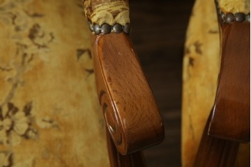 中古　美品　高級輸入家具エクセレンテ取り扱い　ウォールナットXゴールド　バロッコ(バロック)　繊細な彫刻が施された装飾が優雅な雰囲気を醸し出すアームチェア2脚　セット定価2脚で約24万5千円　(R-083247)