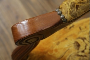 中古　美品　高級輸入家具エクセレンテ取り扱い　ウォールナットXゴールド　バロッコ(バロック)　繊細な彫刻が施された装飾が優雅な雰囲気を醸し出すアームチェア2脚　セット定価2脚で約24万5千円　(R-083247)