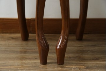 中古　美品　高級輸入家具エクセレンテ取り扱い　ウォールナットXゴールド　バロッコ(バロック)　繊細な彫刻が施された装飾が優雅な雰囲気を醸し出すアームチェア2脚　セット定価2脚で約24万5千円　(R-083247)