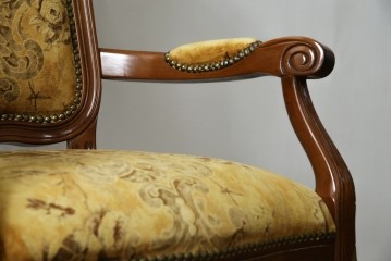 中古　美品　高級輸入家具エクセレンテ取り扱い　ウォールナットXゴールド　バロッコ(バロック)　繊細な彫刻が施された装飾が優雅な雰囲気を醸し出すアームチェア2脚　セット定価2脚で約24万5千円　(R-083247)