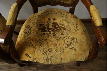 中古　美品　高級輸入家具エクセレンテ取り扱い　ウォールナットXゴールド　バロッコ(バロック)　繊細な彫刻が施された装飾が優雅な雰囲気を醸し出すアームチェア2脚　セット定価2脚で約24万5千円　(R-083247)