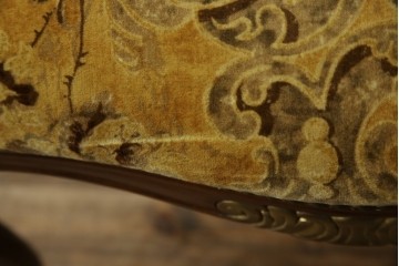 中古　美品　高級輸入家具エクセレンテ取り扱い　ウォールナットXゴールド　バロッコ(バロック)　繊細な彫刻が施された装飾が優雅な雰囲気を醸し出すアームチェア2脚　セット定価2脚で約24万5千円　(R-083247)