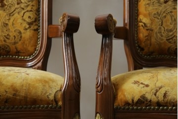 中古　美品　高級輸入家具エクセレンテ取り扱い　ウォールナットXゴールド　バロッコ(バロック)　繊細な彫刻が施された装飾が優雅な雰囲気を醸し出すアームチェア2脚　セット定価2脚で約24万5千円　(R-083247)