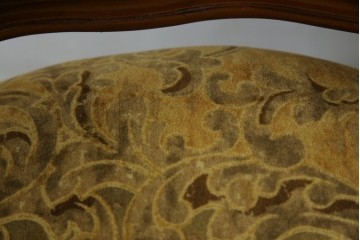 中古　美品　高級輸入家具エクセレンテ取り扱い　ウォールナットXゴールド　バロッコ(バロック)　繊細な彫刻が施された装飾が優雅な雰囲気を醸し出すアームチェア2脚　セット定価2脚で約24万5千円　(R-083247)