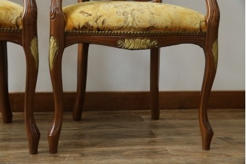 中古　美品　高級輸入家具エクセレンテ取り扱い　ウォールナットXゴールド　バロッコ(バロック)　繊細な彫刻が施された装飾が優雅な雰囲気を醸し出すアームチェア2脚　セット定価2脚で約24万5千円　(R-083247)