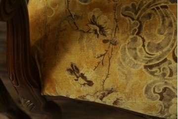 中古　美品　高級輸入家具エクセレンテ取り扱い　ウォールナットXゴールド　バロッコ(バロック)　繊細な彫刻が施された装飾が優雅な雰囲気を醸し出すアームチェア2脚　セット定価2脚で約24万5千円　(R-083247)