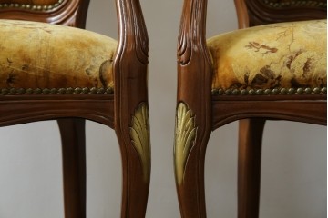 中古　美品　高級輸入家具エクセレンテ取り扱い　ウォールナットXゴールド　バロッコ(バロック)　繊細な彫刻が施された装飾が優雅な雰囲気を醸し出すアームチェア2脚　セット定価2脚で約24万5千円　(R-083247)