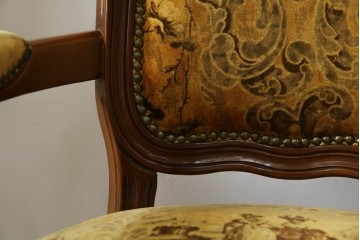 中古　美品　高級輸入家具エクセレンテ取り扱い　ウォールナットXゴールド　バロッコ(バロック)　繊細な彫刻が施された装飾が優雅な雰囲気を醸し出すアームチェア2脚　セット定価2脚で約24万5千円　(R-083247)