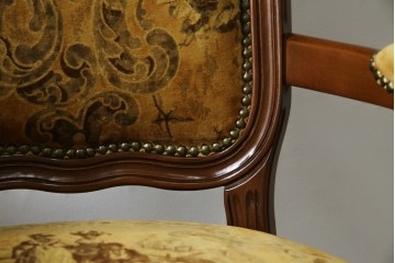 中古　美品　高級輸入家具エクセレンテ取り扱い　ウォールナットXゴールド　バロッコ(バロック)　繊細な彫刻が施された装飾が優雅な雰囲気を醸し出すアームチェア2脚　セット定価2脚で約24万5千円　(R-083247)