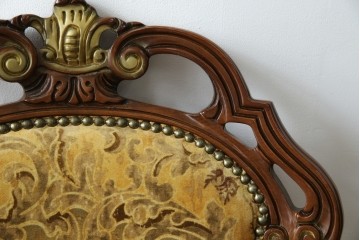 中古　美品　高級輸入家具エクセレンテ取り扱い　ウォールナットXゴールド　バロッコ(バロック)　繊細な彫刻が施された装飾が優雅な雰囲気を醸し出すアームチェア2脚　セット定価2脚で約24万5千円　(R-083247)