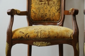 中古　美品　高級輸入家具エクセレンテ取り扱い　ウォールナットXゴールド　バロッコ(バロック)　繊細な彫刻が施された装飾が優雅な雰囲気を醸し出すアームチェア2脚　セット定価2脚で約24万5千円　(R-083247)