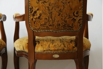 中古　美品　高級輸入家具エクセレンテ取り扱い　ウォールナットXゴールド　バロッコ(バロック)　繊細な彫刻が施された装飾が優雅な雰囲気を醸し出すアームチェア2脚　セット定価2脚で約24万5千円　(R-083247)