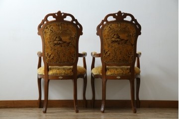 中古　美品　高級輸入家具エクセレンテ取り扱い　ウォールナットXゴールド　バロッコ(バロック)　繊細な彫刻が施された装飾が優雅な雰囲気を醸し出すアームチェア2脚　セット定価2脚で約24万5千円　(R-083247)