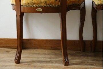 中古　美品　高級輸入家具エクセレンテ取り扱い　ウォールナットXゴールド　バロッコ(バロック)　繊細な彫刻が施された装飾が優雅な雰囲気を醸し出すアームチェア2脚　セット定価2脚で約24万5千円　(R-083247)