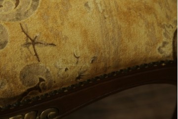 中古　美品　高級輸入家具エクセレンテ取り扱い　ウォールナットXゴールド　バロッコ(バロック)　繊細な彫刻が施された装飾が優雅な雰囲気を醸し出すアームチェア2脚　セット定価2脚で約24万5千円　(R-083247)