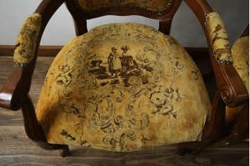 中古　美品　高級輸入家具エクセレンテ取り扱い　ウォールナットXゴールド　バロッコ(バロック)　繊細な彫刻が施された装飾が優雅な雰囲気を醸し出すアームチェア2脚　セット定価2脚で約24万5千円　(R-083247)