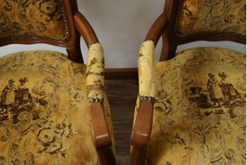 中古　美品　高級輸入家具エクセレンテ取り扱い　ウォールナットXゴールド　バロッコ(バロック)　繊細な彫刻が施された装飾が優雅な雰囲気を醸し出すアームチェア2脚　セット定価2脚で約24万5千円　(R-083247)