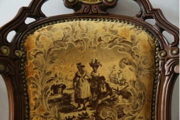 中古　美品　高級輸入家具エクセレンテ取り扱い　ウォールナットXゴールド　バロッコ(バロック)　繊細な彫刻が施された装飾が優雅な雰囲気を醸し出すアームチェア2脚　セット定価2脚で約24万5千円　(R-083247)