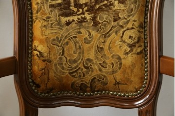 中古　美品　高級輸入家具エクセレンテ取り扱い　ウォールナットXゴールド　バロッコ(バロック)　繊細な彫刻が施された装飾が優雅な雰囲気を醸し出すアームチェア2脚　セット定価2脚で約24万5千円　(R-083247)