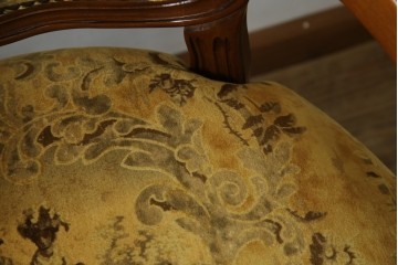 中古　美品　高級輸入家具エクセレンテ取り扱い　ウォールナットXゴールド　バロッコ(バロック)　繊細な彫刻が施された装飾が優雅な雰囲気を醸し出すアームチェア2脚　セット定価2脚で約24万5千円　(R-083247)