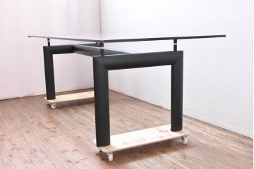 中古　Cassina(カッシーナ)　ル・コルビュジエ(Le Corbusier)　リプロダクト　LC6　すっきりしたデザインでどんな空間にもなじむDテーブル(ダイニングテーブル、4人掛け、6人掛け、食卓、作業台、4人用、6人用)(定価約20万円)(R-083248)