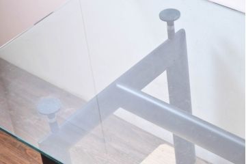 中古　Cassina(カッシーナ)　ル・コルビュジエ(Le Corbusier)　リプロダクト　LC6　すっきりしたデザインでどんな空間にもなじむDテーブル(ダイニングテーブル、4人掛け、6人掛け、食卓、作業台、4人用、6人用)(定価約20万円)(R-083248)