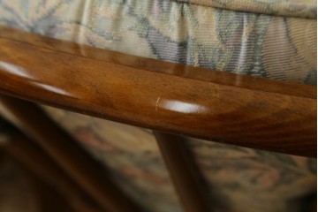 中古　カリモク家具(karimoku)　ゆったりと座れるキャスター付きダイニングアームチェア4脚セット　定価4脚で約32万円　(R-083251)