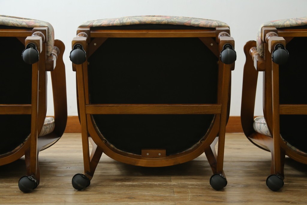 中古　カリモク家具(karimoku)　ゆったりと座れるキャスター付きダイニングアームチェア4脚セット　定価4脚で約32万円　(R-083251)