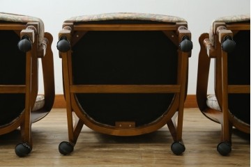 中古　カリモク家具(karimoku)　ゆったりと座れるキャスター付きダイニングアームチェア4脚セット　定価4脚で約32万円　(R-083251)