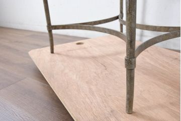 中古　南米ホンジュラス製　天板大理石　シンプルながらも視線を引きつける洗練された装飾が素敵なアンティーク調コーヒーテーブル(サイドテーブル、カフェテーブル、花台、飾り台)(R-083253)
