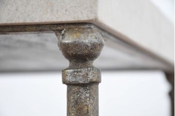中古　南米ホンジュラス製　天板大理石　シンプルながらも視線を引きつける洗練された装飾が素敵なアンティーク調コーヒーテーブル(サイドテーブル、カフェテーブル、花台、飾り台)(R-083253)