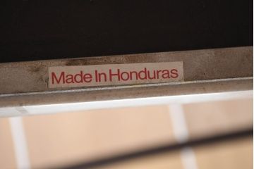 中古　南米ホンジュラス製　天板大理石　シンプルながらも視線を引きつける洗練された装飾が素敵なアンティーク調コーヒーテーブル(サイドテーブル、カフェテーブル、花台、飾り台)(R-083253)