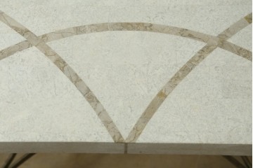 中古　南米ホンジュラス製　天板大理石　洗練された装飾が素敵なアンティーク調サイドテーブル　(R-083253)