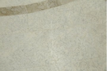 中古　南米ホンジュラス製　天板大理石　洗練された装飾が素敵なアンティーク調サイドテーブル　(R-083253)