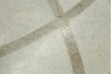 中古　南米ホンジュラス製　天板大理石　洗練された装飾が素敵なアンティーク調サイドテーブル　(R-083253)