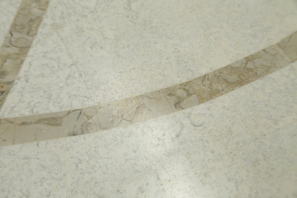 中古　南米ホンジュラス製　天板大理石　洗練された装飾が素敵なアンティーク調サイドテーブル　(R-083253)