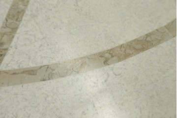 中古　南米ホンジュラス製　天板大理石　洗練された装飾が素敵なアンティーク調サイドテーブル　(R-083253)