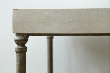 中古　南米ホンジュラス製　天板大理石　洗練された装飾が素敵なアンティーク調サイドテーブル　(R-083253)