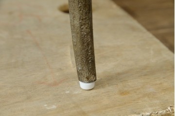 中古　南米ホンジュラス製　天板大理石　洗練された装飾が素敵なアンティーク調サイドテーブル　(R-083253)