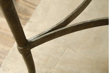 中古　南米ホンジュラス製　天板大理石　洗練された装飾が素敵なアンティーク調サイドテーブル　(R-083253)