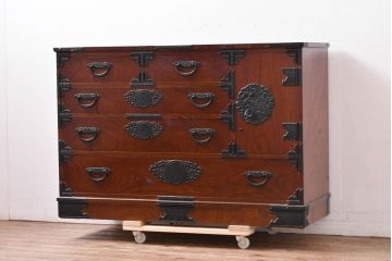 中古　美しい欅(ケヤキ)の杢目と重厚な金具の民芸和箪笥(和タンス、収納箪笥、引き出し、整理タンス、衣装箪笥)(R-083254)