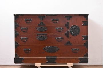 中古　美しい欅(ケヤキ)の杢目と重厚な金具の民芸和箪笥(和タンス、収納箪笥、引き出し、整理タンス、衣装箪笥)(R-083254)