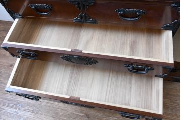 中古　美しい欅(ケヤキ)の杢目と重厚な金具の民芸和箪笥(和タンス、収納箪笥、引き出し、整理タンス、衣装箪笥)(R-083254)