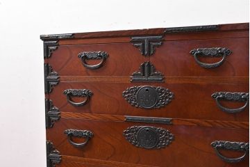 中古　美しい欅(ケヤキ)の杢目と重厚な金具の民芸和箪笥(和タンス、収納箪笥、引き出し、整理タンス、衣装箪笥)(R-083254)