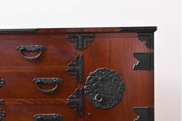 中古　美しい欅(ケヤキ)の杢目と重厚な金具の民芸和箪笥(和タンス、収納箪笥、引き出し、整理タンス、衣装箪笥)(R-083254)