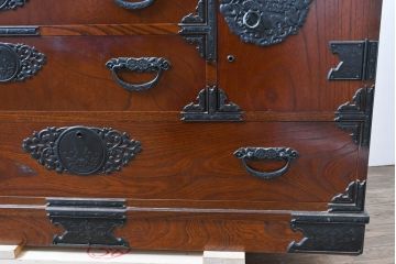 中古　美しい欅(ケヤキ)の杢目と重厚な金具の民芸和箪笥(和タンス、収納箪笥、引き出し、整理タンス、衣装箪笥)(R-083254)