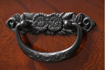 中古　美しい欅(ケヤキ)の杢目と重厚な金具の民芸和箪笥(和タンス、収納箪笥、引き出し、整理タンス、衣装箪笥)(R-083254)