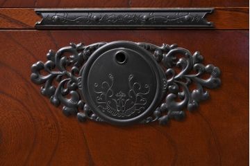 中古　美しい欅(ケヤキ)の杢目と重厚な金具の民芸和箪笥(和タンス、収納箪笥、引き出し、整理タンス、衣装箪笥)(R-083254)