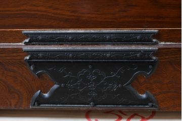 中古　美しい欅(ケヤキ)の杢目と重厚な金具の民芸和箪笥(和タンス、収納箪笥、引き出し、整理タンス、衣装箪笥)(R-083254)